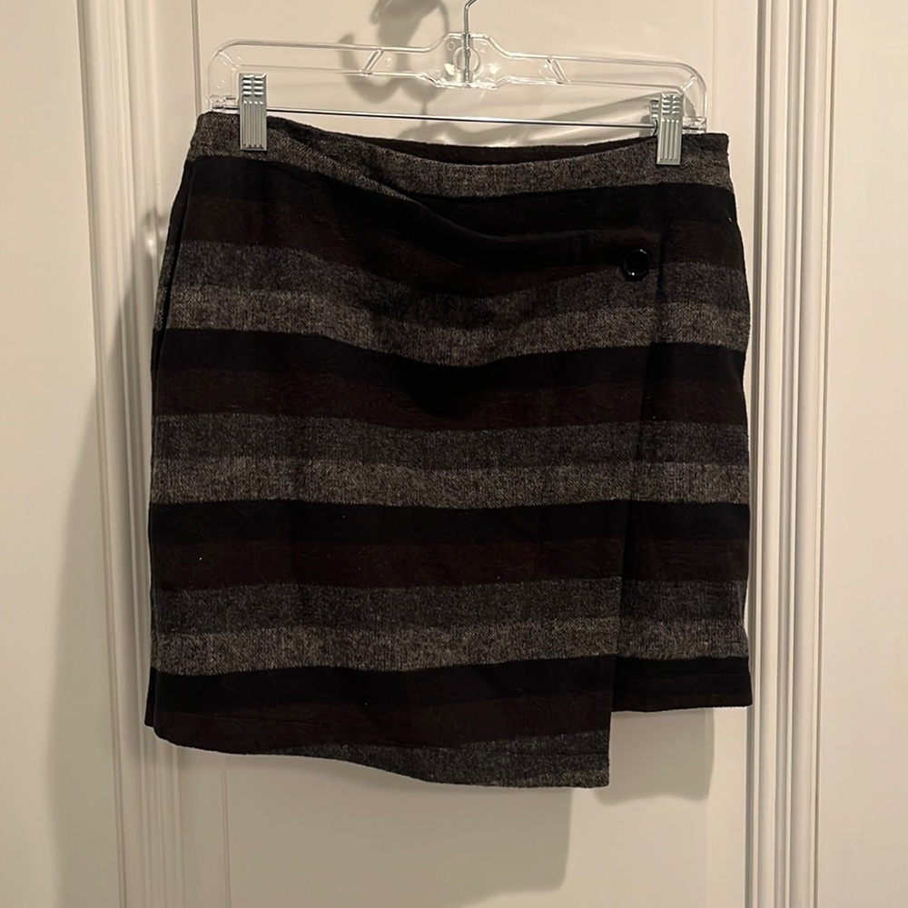 Asymmetrical sweater striped skirt